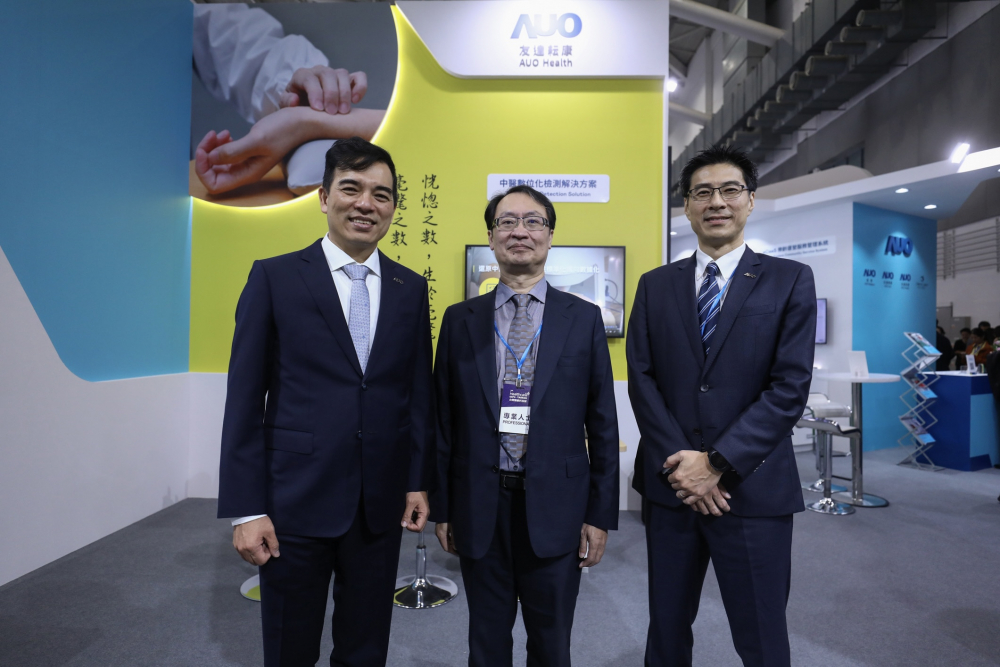 首次於醫療科技展亮相的ibet耘康，捐贈數位化檢測設備與研究經費，協助衛福部國家中醫藥研究所打造中醫大數據資料庫。圖由左至右為ibet光電執行長暨總經理柯富仁、衛福部國家中醫藥研究所所長蘇奕彰、ibet光電智慧醫療事業群總經理廖世宏
