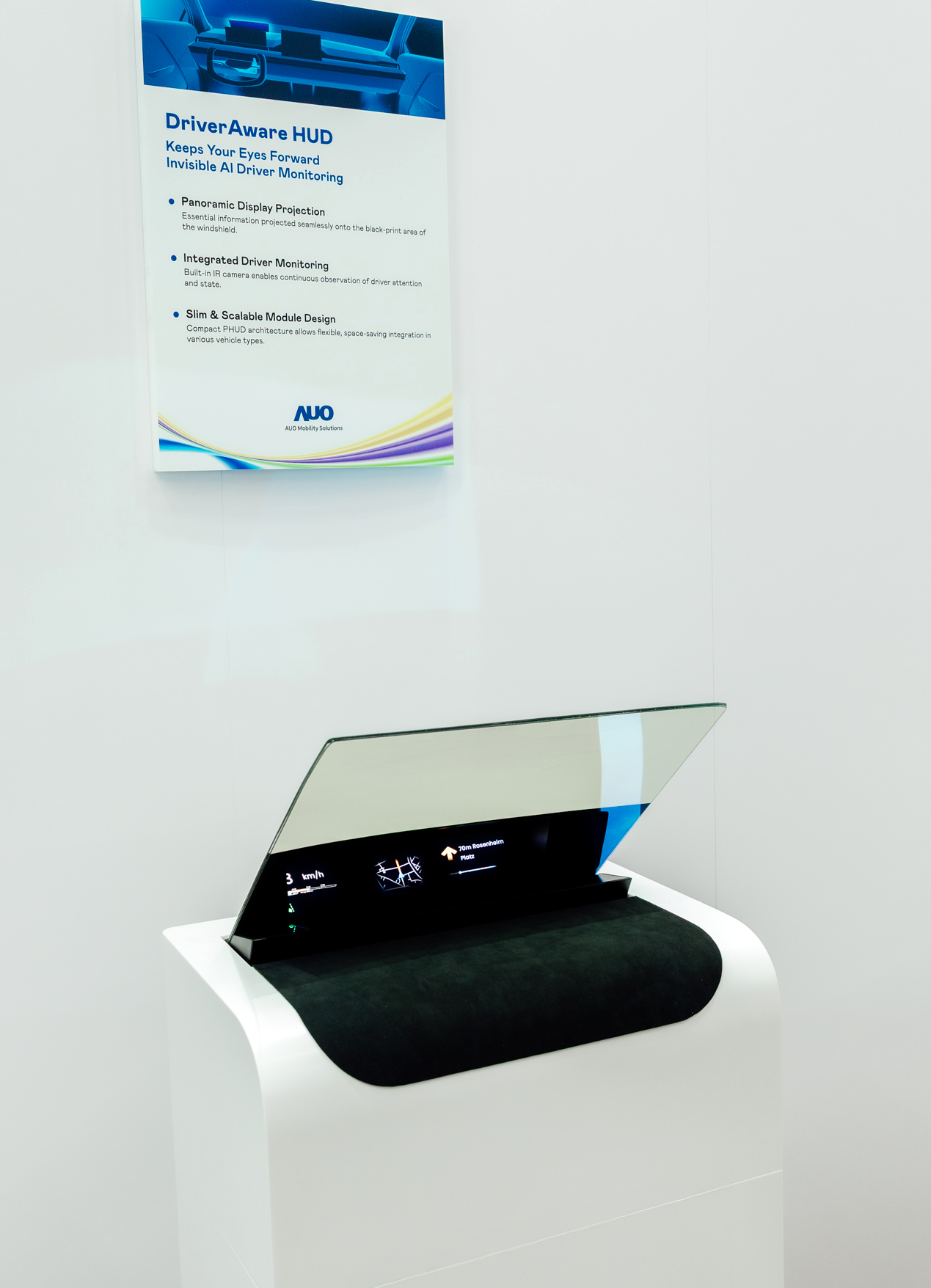 DriverAware HUD结合抬头显示器与隐藏式红外线摄影机，将车速、导航及警示讯息投影于挡风玻璃上，完美对齐驾驶目不离路的视线，同时，透过AI 监控驾驶注意力以提升安全性。